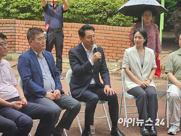 오세훈 서울시장이 16일 영등포구 양평신동아아파트 재건축 정비사업 현장을 방문해 주민간담회를 하고 있다. [사진=홍성효 기자]