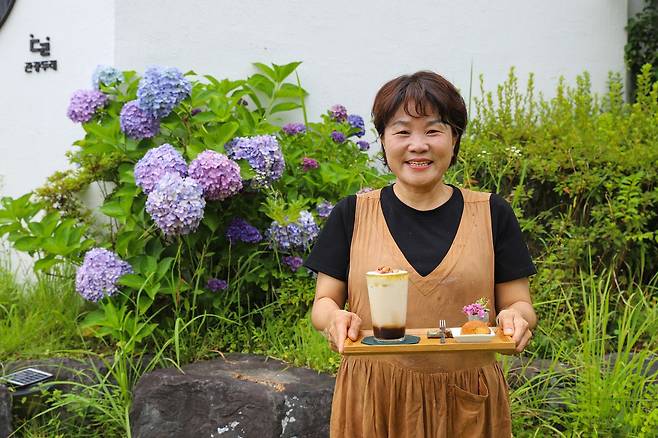 월출산 도갑사 어귀에 자리한 카페 '미술관 아래'는 무화과를 활용한 디저트가 인기다. 공예작가인 김미희 대표가 직접 메뉴를 개발했다.