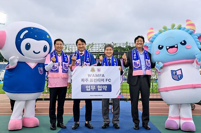 K리그 신생팀 파주프런티어FC가 서아프리카의 축구 강국 가나와 손잡고 축구를 통해 양국 교류 활성화를 추진하는 글로벌 프로젝트를 시작한다. 지난 4일 협약식에 함께 한 최고조 주한 가나대사, 황보관 파주프런티어FC 단장, 임흥세 WAMFA 총감독, 손배찬 파주시장 겸 파주프런티어FC 구단주(왼쪽부터). 사진 파주프런티어FC