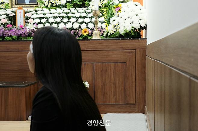 15일 충남 천안시 단국대병원 장례식장에 마련된 빈소에서 미얀마에서 온 친마이마이씨(34)가 남편의 영정 사진을 보고 있다. 우혜림 기자