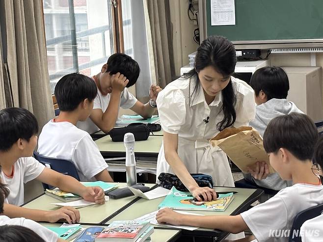 15일 오전 서울 양천구 양정중학교에서 김나영 선생님이 학생들에게 경제·금융교육 수업을 진행하고 있다. 권혜진 기자