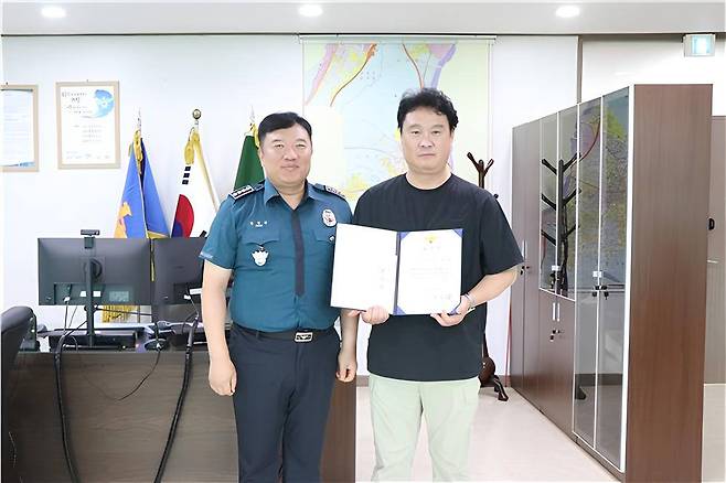 구리경찰서가 중학생의 흉기 공격을 맨몸으로 제압한 시민에게 감사장을 수여했다. 구리경찰서 제공