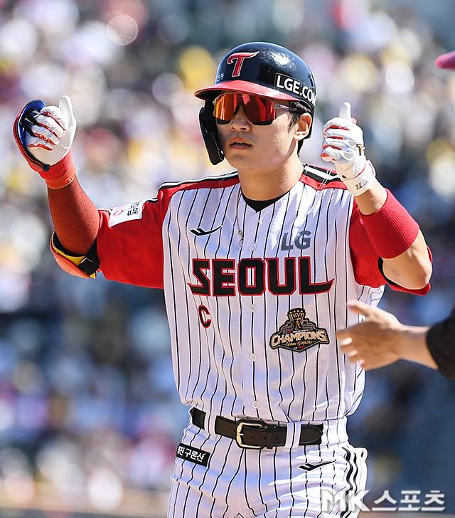 5월 31일 오후 서울 잠실야구장에서 ‘2026 프로야구’ KIA 타이거즈와 LG 트윈스의 경기가 열렸다. 3회말 2사에서 안타를 친 LG 박해민이 세리머니를 하고 있다. 사진=천정환 기자