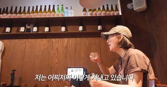 Singer Jang Yun-jeong returned to his YouTube channel, Jang Gongjang Jang Yun-jeong, approximately three weeks after the controversy surrounding his mothers investment fraud allegations, expressing his gratitude to his fans. Jang Yun-jeong visited a bar in Jongno-gu, Seoul, demonstrating his loyalty to his juniors, and expressed his determination to capture his feelings through his future music.Previously, Jang Yun-jeong faced difficulties as his mother, Ms. Yuk, became embroiled in investment fraud allegations. However, his agency clarified that Jang Yun-jeong had not been in contact with his mother for decades and that the incident was unrelated to him. In this video, Jang Yun-jeong expressed his gratitude to his fans through a brief greeting.Fans who watched the video are sending warm messages of comfort and support to Jang Yun-jeong. He plans to continue his activities, promising to communicate with fans through entertaining and comforting content.
