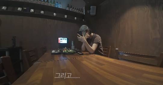 Singer Jang Yun-jeong returned to his YouTube channel, Jang Gongjang Jang Yun-jeong, approximately three weeks after the controversy surrounding his mothers investment fraud allegations, expressing his gratitude to his fans. Jang Yun-jeong visited a bar in Jongno-gu, Seoul, demonstrating his loyalty to his juniors, and expressed his determination to capture his feelings through his future music.Previously, Jang Yun-jeong faced difficulties as his mother, Ms. Yuk, became embroiled in investment fraud allegations. However, his agency clarified that Jang Yun-jeong had not been in contact with his mother for decades and that the incident was unrelated to him. In this video, Jang Yun-jeong expressed his gratitude to his fans through a brief greeting.Fans who watched the video are sending warm messages of comfort and support to Jang Yun-jeong. He plans to continue his activities, promising to communicate with fans through entertaining and comforting content.
