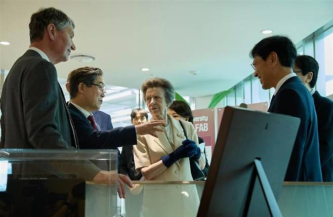 영국 왕실의 앤 공주(Her Royal Highness The Princess Royal)가 고려대학교를 방문해 첨단 과학기술 연구 현장을 둘러보고 학생 및 연구진과 만났다. (사진 왼쪽부터) 티머시 로렌스(Sir Timothy Laurence) 해군 중장, 김동원 고려대학교 총장, 앤 공주, 안현 SK하이닉스 사장./사진제공=고려대학교
