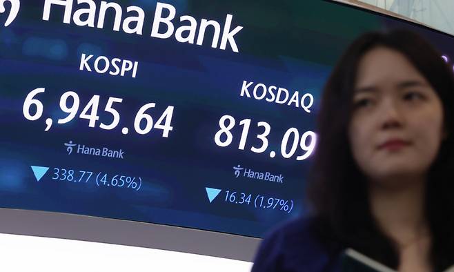 코스피가 전 거래일보다 4.45% 하락한 6960.50원에 개장한 16일 오전 서울 중구 하나은행 딜링룸 전광판에 지수가 표시되고 있다. 2026.07.16/사진=뉴시스