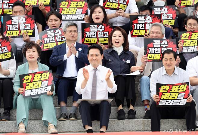 [서울=뉴시스] 최진석 기자 = 장동혁 국민의힘 대표가 16일 여의도 국회 본청 앞 계단에서 열린 입틀막법 폐지 촉구 및 국민특검 동의서명 전달식에서 박수를 치고 있다. 2026.07.16. myjs@newsis.com /사진=최진석