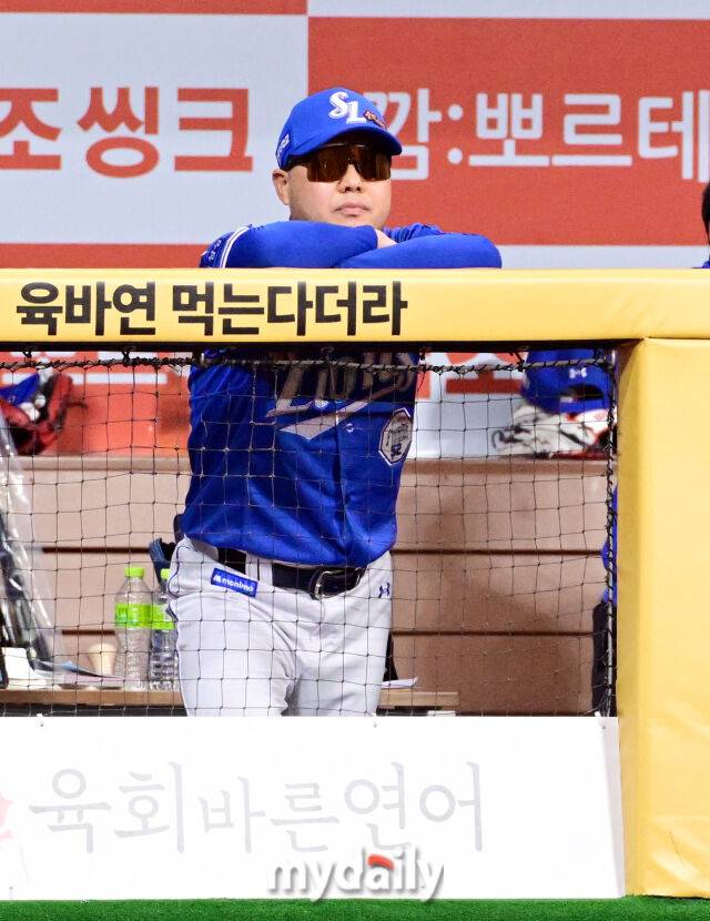 삼성 박진만 감독이 26일 오후 서울 고척스카이돔에서 진행된 '2026 신한 SOL Bank KBO리그' 삼성--키움의 경기를 지켜보고 있다./마이데일리