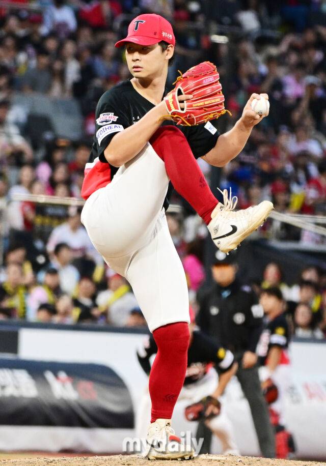 21일 오후 경기도 수원KT위즈파크 진행된 '2026 신한 SOL KBO 리그' 기아 타이거즈 - 수원 KT 위즈의 경기. 기아 곽도규가 구원 등판해 역투를 펼치고 있다./마이데일리