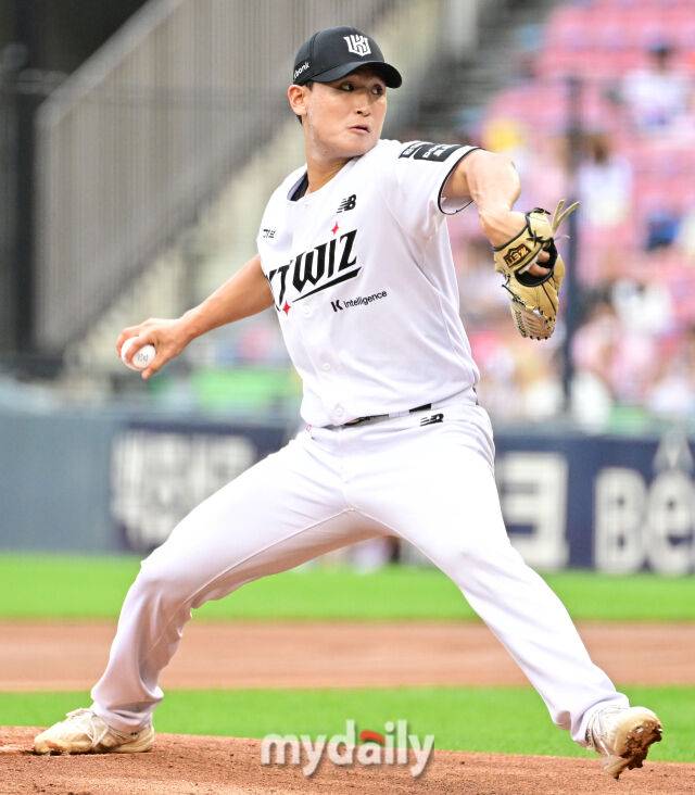 2026년 7월 10일 오후 서울 잠실구장에서 '2026 신한 SOL KBO리그' 퓨처스리그 올스타전이 열렸다. KT 박지훈이 선발투수로 나와 역투하고 있다./마이데일리