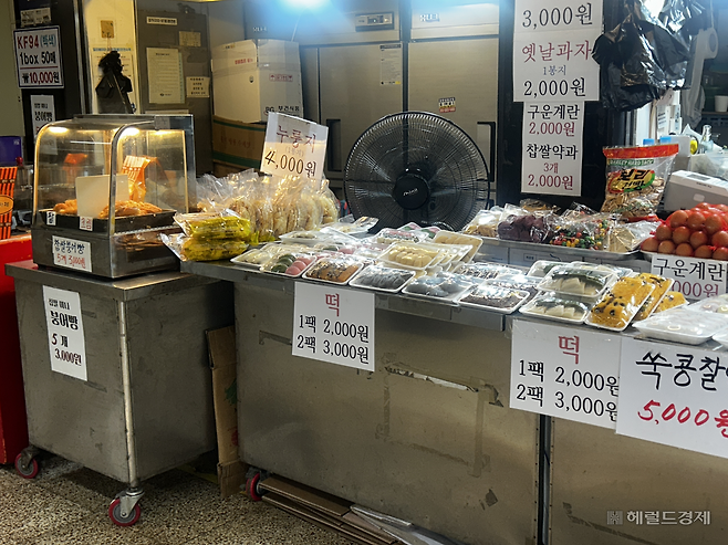 지난 13일 오후 2시16분께 서울 구로구 2호선 대림역 내 한 떡 가게. 음식이 상하는 걸 방지하기 위해 선풍기로 떡을 식히는 모습이다. 이준영 수습기자