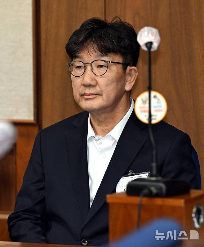 [서울=뉴시스] 사진공동취재단 = 권성동 국민의힘 의원이 지난해 11월 3일 서울 서초동 서울중앙지법에서 통일교로부터 불법 정치자금을 수수한 혐의 사건 1차 공판에 출석하고 있다. 대법원은 16일 권 의원의 상고심에서 징역 2년의 실형을 확정했다. 2026.07.16. photo@newsis.com