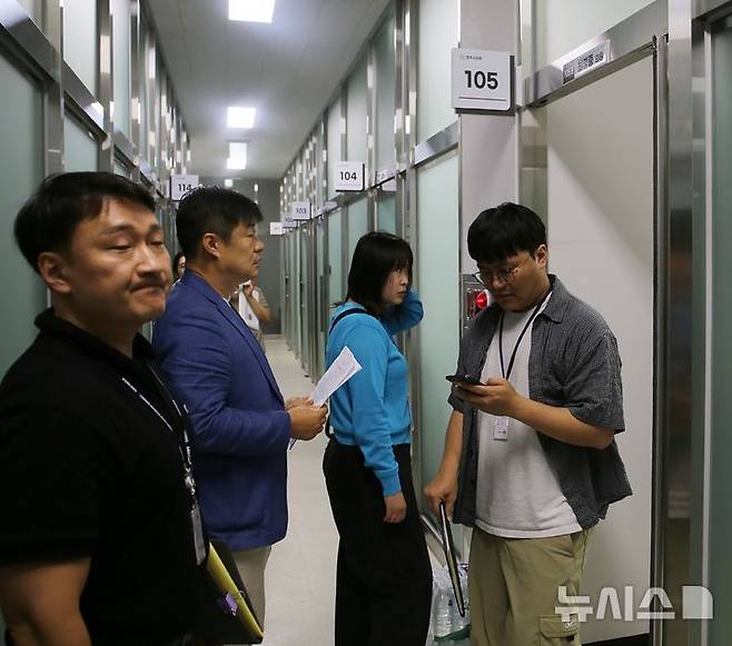 [청주=뉴시스] 서주영 기자 = 15일 오전 경찰이 충북 청주시의회에서 아동 성매매혐의로 수사를 받고 있는 최영중 시의원 집무실에 대한 압수수색을 진행하고 있다. 2026.07.15. juyeong@newsis.com