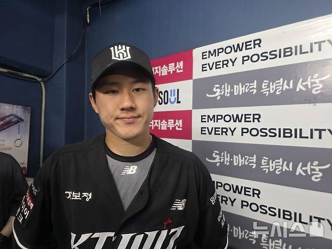[서울=뉴시스] 김희준 기자 = 프로야구 KT 위즈의 최원준이 16일 잠실구장에서 벌어진 LG 트윈스와의 경기를 마친 뒤 더그아웃에서 포즈를 취하고 있다. 2026.07.16jinxijun@newsis.com