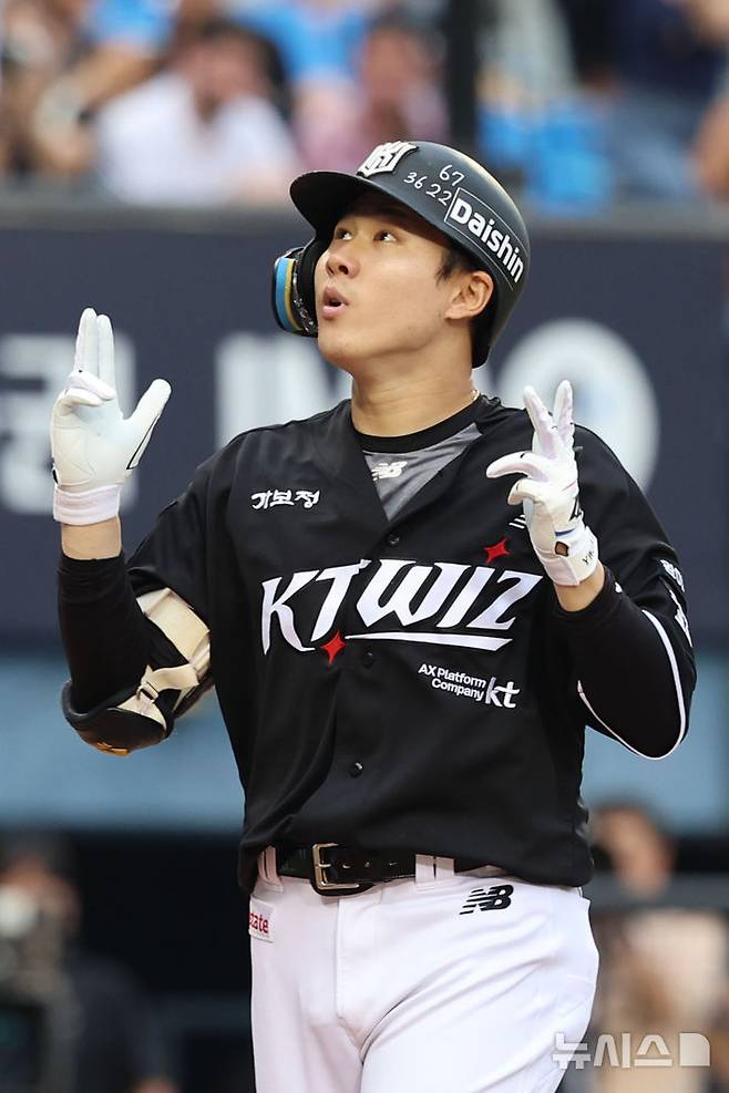 [서울=뉴시스] 권창회 기자 = 16일 서울 송파구 잠실야구장에서 열린 2026 KBO리그 KT 위즈와 LG 트윈스의 경기, 2회초 2사 주자 1,3루 KT 최원준이 3점 홈런을 친 뒤 그라운드를 돌고 있다. 2026.07.16. kch0523@newsis.com