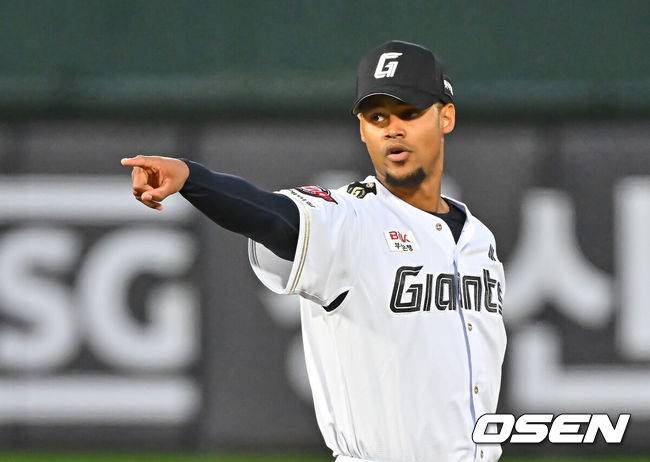 [OSEN=부산, 이석우 기자] 24일 부산 사직야구장에서 2026 신한 SOL KBO 리그 롯데 자이언츠와 NC 다이노스의 경기가 열렸다. 홈팀 롯데는 로드리게스가, 방문팀 NC는 테일러가 선발 출전했다.롯데 자이언츠 선발 투수 로드리게스가 2회초 무사 1루 NC 다이노스 오장한의 헛스윙에 대해 가리키고 있다. 2026.06.24 / foto0307@osen.co.kr