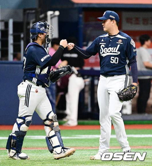 [OSEN=지형준 기자] 프로야구 두산 베어스가 4일 서울 고척스카이돔에서 열린 2026 신한 SOL KBO리그 키움 히어로즈와의 시즌 10차전에서 8-5로 승리했다.두산은 전날 역전패를 설욕하며 같은 시간 잠실에서 LG 트윈스에 패한 한화 이글스를 끌어내리고 5위를 탈환했다. 시즌 41승 2무 40패. 반면 연승에 실패한 최하위 키움은 29승 1무 54패가 됐다.&nbsp;경기를 마치고 두산 윤준호, 이영하가 주먹을 맞대며 승리를 기뻐하고 있다. 2026.07.04 / jpnews@osen.co.kr