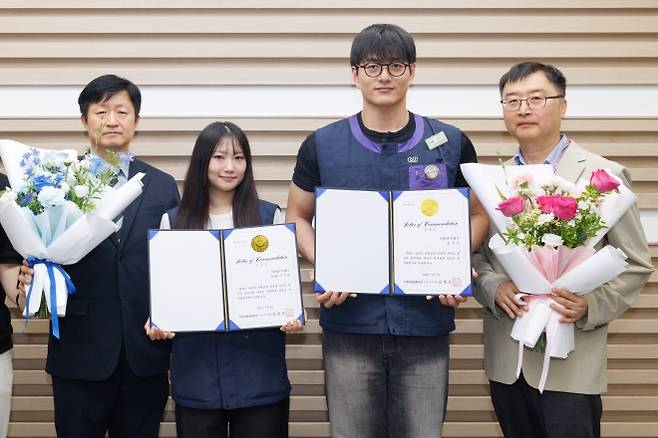 인천국제공항공사는 15일 한국을 찾은 일본인 관광객 자매에게 친절을 베푼 CU 인천국제공항 2호점 직원 한정호(오른쪽 두번째)씨와 타케우치 키라(왼쪽 두번째)씨에게 특별유공포상을 수여했다. 자료 : 인천국제공항공사