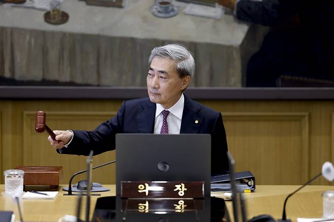 신현송 한국은행 총재가 16일 서울 중구 한국은행에서 열린 금융통화위원회 본회의에 참석해 의사봉을 두드리고 있다. ⓒ 연합뉴스