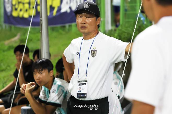 제59회 대통령금배 전국고교축구대회 U-17 유스컵 첫 경기가 충북 제천시 봉양건강축구캠프에서 열린 15일 이장관 충북제천봉양FCU18 감독이 충북제천제일고와 충북제천봉양FCU18 경기를 지켜보고 있다.2026.07.15 제천|한수빈 기자