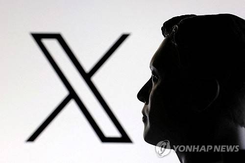 일론 머스크의 미니어처 모델과 소셜미디어 X 로고 [로이터 연합뉴스 자료사진. 재판매 및 DB 금지]
