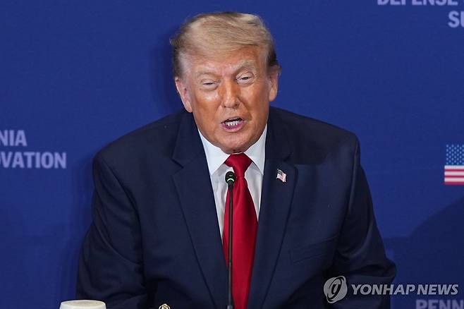 '국방혁신서밋' 참석한 트럼프 대통령 도널드 트럼프 미국 대통령이 15일(현지시간) 펜실베이니아주 칼라일 육군전쟁대학에서 열린 '국방혁신서밋'에서 발언하고 있다. [AP=연합뉴스. 재판매 및 DB 금지]