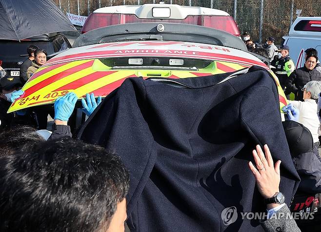 피습 후 후송되는 이재명 대표 [연합뉴스 자료사진]