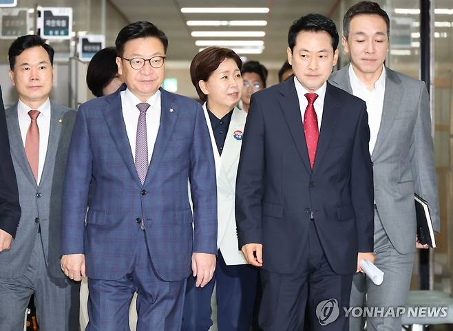 최고위원회의 입장하는 장동혁 대표와 정점식 원내대표 (서울=연합뉴스) 황광모 기자 = 국민의힘 장동혁 대표와 정점식 원내대표가 16일 국회에서 열린 최고위원회의에 입장하고 있다. 2026.7.16 hkmpooh@yna.co.kr