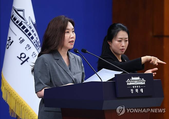 강유정 수석대변인, 환경미화원 임금 지급 실태 관련 브리핑 (서울=연합뉴스) 김도훈 기자 = 강유정 청와대 수석대변인이 15일 춘추관에서 환경미화원 임금 지급 실태 관련 브리핑을 하고 있다. 
    이재명 대통령은 지난 2월 열린 수석보좌관회의에서 지방정부가 환경미화원의 적정 임금 보장 규정을 이행하지 않는다는 문제 제기와 관련해 전수조사를 통해 실태를 파악하라고 지시한 바 있다. 2026.7.15 superdoo82@yna.co.kr