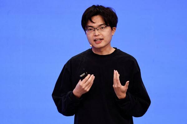 문샷 AI의 창립자 양즈린이 2026년 3월 25일 중국 베이징에서 열린 2026 중관춘 포럼 컨퍼런스에서 연설하고 있다. [출처=연합뉴스]