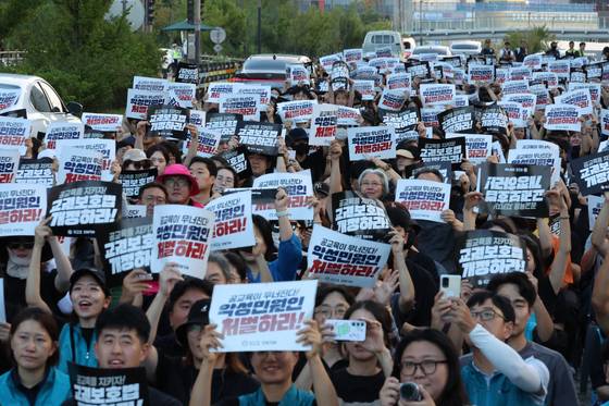 서울 서초구 초등학교에서 신규 교사가 스스로 목숨을 끊은 '서이초 사건'을 계기로 열렸던 '공교육 멈춤의 날' 2주년인 지난해 9월 4일 전국교직원노동조합 전북지부가 전주시 덕진구 전미동의 한 도로에서 집회를 열고 ″교육공동체 파괴하는 악성민원인 처벌하라″고 촉구하고 있는 모습. 〈사진=연합뉴스〉