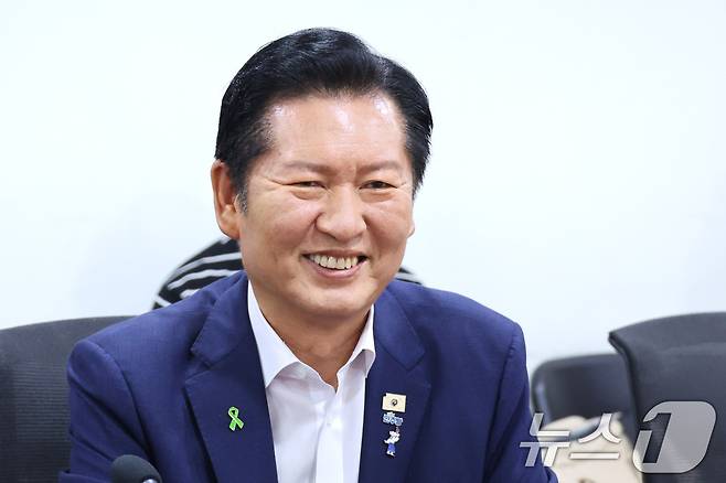 더불어민주당 당권 주자인 정청래 전 대표가 지난 16일 서울 여의도 국회 의원회관에서 열린 검사 권력 오남용 사례로 본 형사소송법 개정 토론회에서 미소짓고 있다. 2026.7.16 ⓒ 뉴스1 신웅수 기자