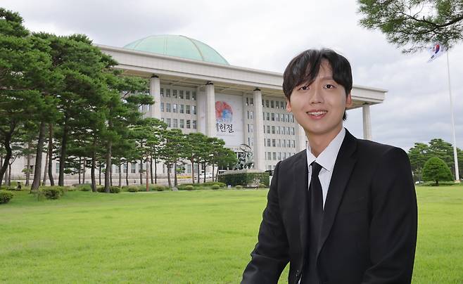 더불어민주당 전당대회 출마한 정민철 정책위 부의장이 14일 서울 여의도 국회에서 조선비즈와 인터뷰를 마친 뒤 포즈를 취하고 있다./남강호 기자
