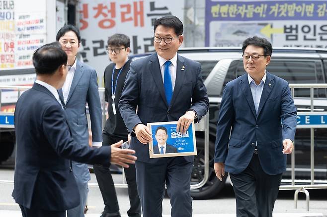 더불어민주당 대표에 도전하는 송영길 의원이 16일 서울 여의도 민주당 중앙당사에서 후보 등록을 하기 위해 접수처로 향하고 있다. 연합뉴스