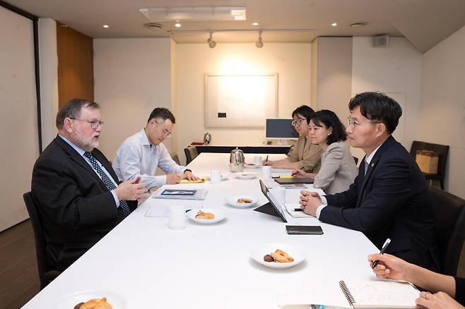 토니 헤이멧(앞줄 왼쪽) 호주 수석과학자와 구혁채(앞줄 오른쪽) 과학기술정보통신부 1차관이 지난 14일 서울 중구 달개비에서 한국과 호주의 과학기술협력 방안을 논의한 뒤 기념촬영을 하고 있다. 과기정통부 제공