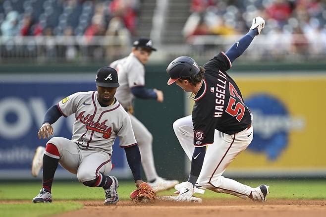 <yonhap photo-2872=""> Washington Nationals' Robert Hassell III (57) avoids the tag from Atlanta Braves second baseman Ozzie Albies and steals second base during the second inning of a baseball game in Washington, Thursday, May 22, 2025. (AP Photo/Terrance Williams)/2025-05-23 09:10:32/ <저작권자 ⓒ 1980~2025 ㈜연합뉴스. 무단 전재 재배포 금지, AI 학습 및 활용 금지></yonhap>