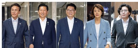 더불어민주당 8·17 전당대회에서 당 대표 경선에 출마한 김민석 전 총리(왼쪽부터), 정청래 전 대표, 송영길 의원, 고민정 의원이 14일 국회에서 열린 의원총회에 참석하고 있다. [사진=연합뉴스]