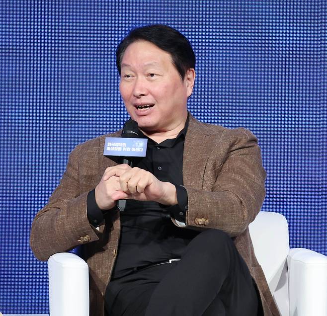 최태원 대한상공회의소 회장 겸 SK그룹 회장이 17일 대한상의 제주포럼에서 ‘한국경제의 AI 성장을 위한 아젠다’라는 주제로 대담을 하고 있다. 대한상공회의소 제공