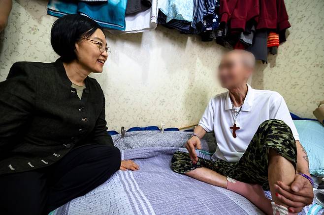 한성숙 국무총리가 쪽방촌을 찾아 폭염대비 상황을 점검하고 있다. / 사진=총리실 제공