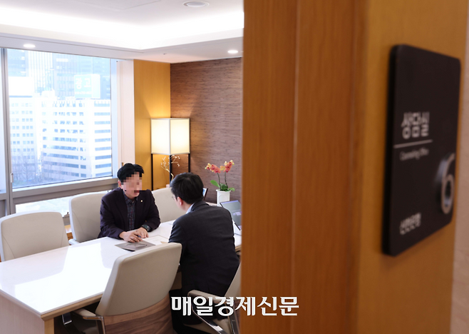 고액자산가 전문 PB센터에서 고객이 전담 직원과 상담하고 있다. [한주형 기자]