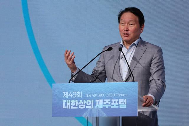 최태원 대한상공회의소 회장(SK그룹 회장)이 지난 15일 제주 서귀포시 색달동 신라호텔에서 열린 제49회 대한상의 제주포럼 개회식에서 개회사를 하고 있다. 연합뉴스
