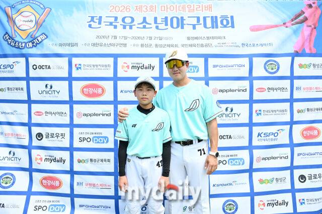 17일 강원도 횡성군 횡성베이스볼파크에서 열린 '2026 제3회 마이데일리배 전국유소년야구대회' 유소년(백호)리그 (U-13) 안산시(연)와 도봉구 경기. 도봉구 김종진(오른쪽) 감독과 옥정인이 승리 인터뷰 포즈를 취하고 있다. /횡성베이스볼테마파크=한혁승 기자