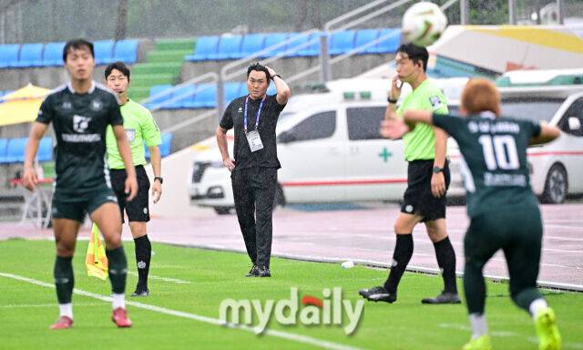 2026년 7월 17일 오후 강원도 태백종합운동장 고원1구장에서 열린 '제62회 추계대학축구연맹전' 결승, 중앙대학교와 동명대학교의 경기.동명대 이승준 감독이 지켜보고 있다.이번 대회에는 전국 대학축구 78개 팀이 참가해 총 156경기를 치르며, 백두대간기와 태백산기 2개 리그로 나누어 예선리그와 토너먼트 방식으로 진행된다./태백=유진형 기자
