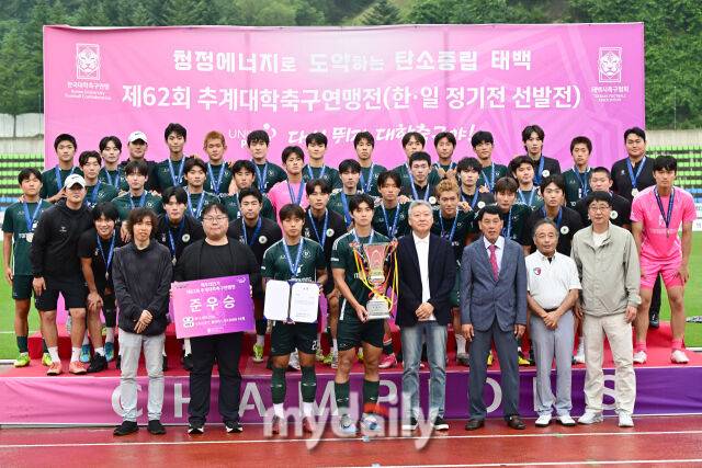 2026년 7월 17일 오후 강원도 태백종합운동장 고원1구장에서 열린 '제62회 추계대학축구연맹전' 결승, 중앙대학교와 동명대학교의 경기.동명대가 준우승을 차지한 뒤 기념촬영을 하고 있다.이번 대회에는 전국 대학축구 78개 팀이 참가해 총 156경기를 치르며, 백두대간기와 태백산기 2개 리그로 나누어 예선리그와 토너먼트 방식으로 진행된다./태백=유진형 기자
