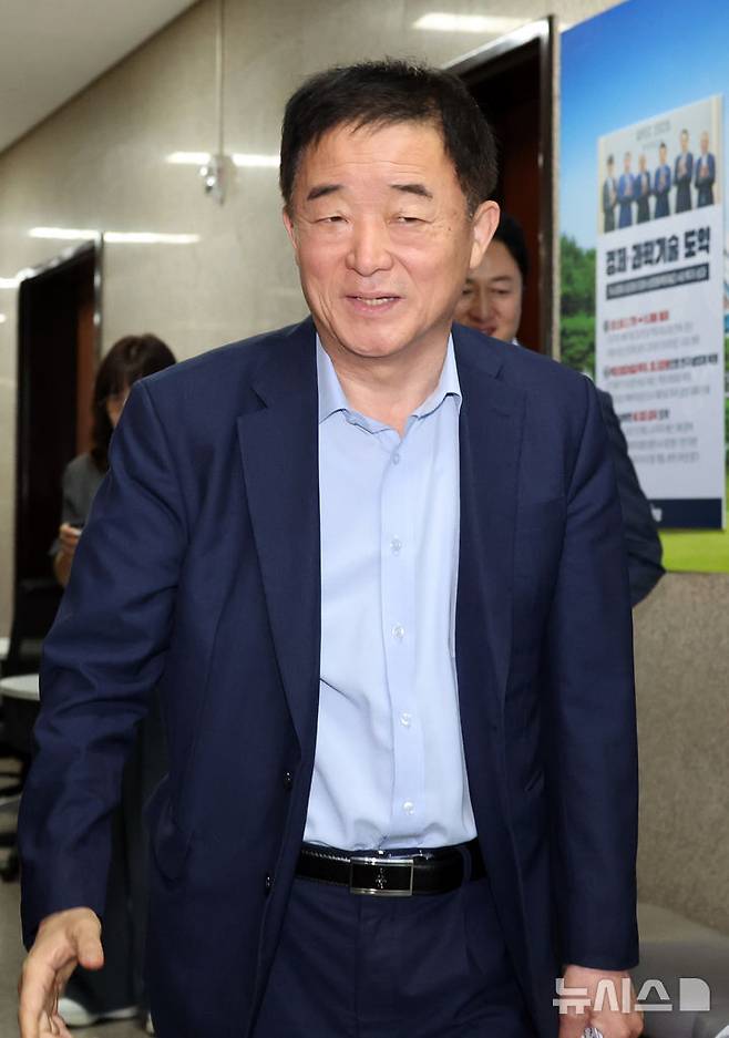 [서울=뉴시스] 최진석 기자 = 강득구 더불어민주당 최고위원이 17일 여의도 국회에서 열린 비공개 최고위원회의에 참석하고 있다. 2026.07.17. myjs@newsis.com