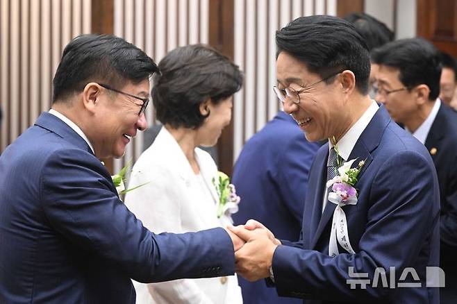 [서울=뉴시스] 국회사진기자단 = 조정식(오른쪽) 국회의장이 17일 오전 서울 여의도 의장접견실에서 열린 제78주년 제헌절 경축식에 앞서 정점식 국민의힘 원내대표와 악수를 하고 있다. 2026.07.17. photo@newsis.com