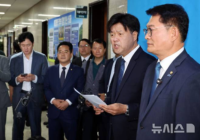 [서울=뉴시스] 최진석 기자 = 더불어민주당 당권주자인 송영길(오른쪽) 의원이 17일 비공개 최고위원회의가 열린 여의도 국회 민주당 대표회의실 앞에서 김용 전 민주연구원 부원장과 긴급 기자회견을 하고 있다. 2026.07.17. myjs@newsis.com