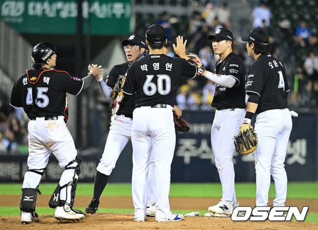 [OSEN=잠실, 최규한 기자] 프로야구 KT 위즈가 LG 트윈스를 꺾고 후반기 첫 경기를 승리했다.&nbsp;KT는 16일 서울 잠실구장에서 열린 2026 KBO리그 LG와 경기에서 4-3으로&nbsp;승리했다. 최원준이 결승 스리런 홈런을 터뜨렸다.경기를 마치고 승리한 KT 선수들이 인사를 나누고 있다. 2026.07.16 / dreamer@osen.co.kr