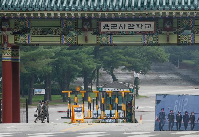정부가 육·해·공군 사관학교를 통합한 4년제 국군사관학교를 대전 자운대에 창설하기로 결정한 16일 서울 노원구 육군사관학교 입구에서 군 장병들이 경계근무를 서고 있다.&nbsp;최상수 기자